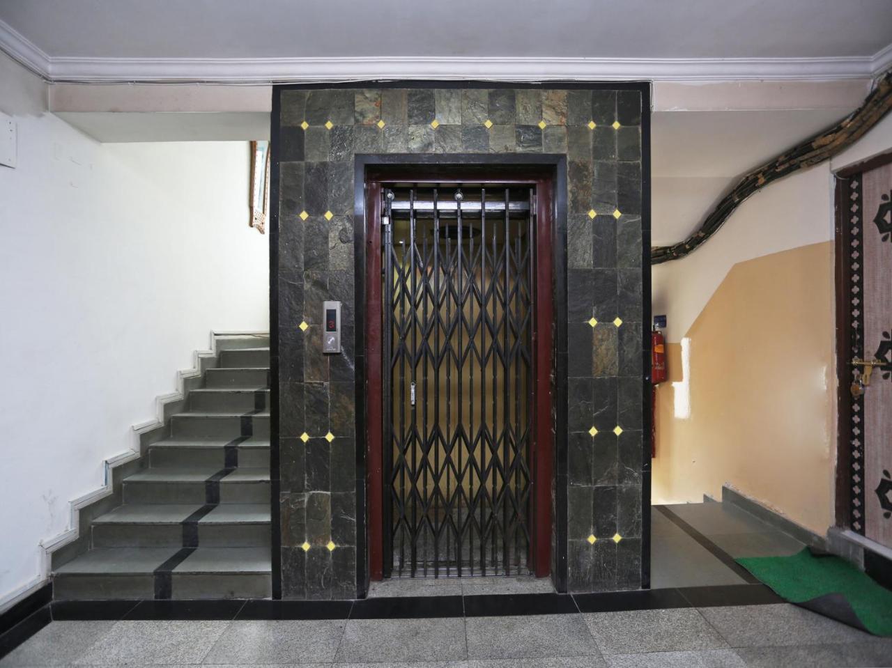 Oyo 3499 Tekarees Inn Lucknow Bagian luar foto