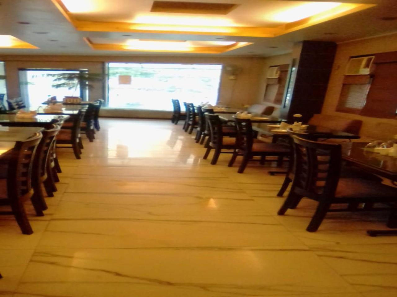 Oyo 3499 Tekarees Inn Lucknow Bagian luar foto